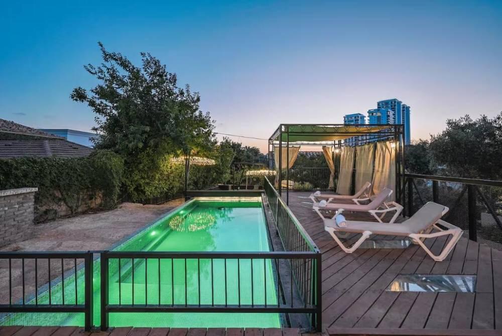 אחוזת בלו ביי נתניה - Blue Bay Mansion מרכז  30  נופש - וי פור ויקיישן - V for Vacation